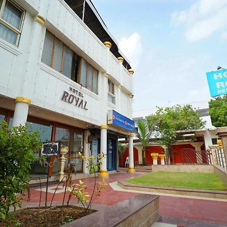 Hotel Royal อาเมดาบัด ภายนอก รูปภาพ