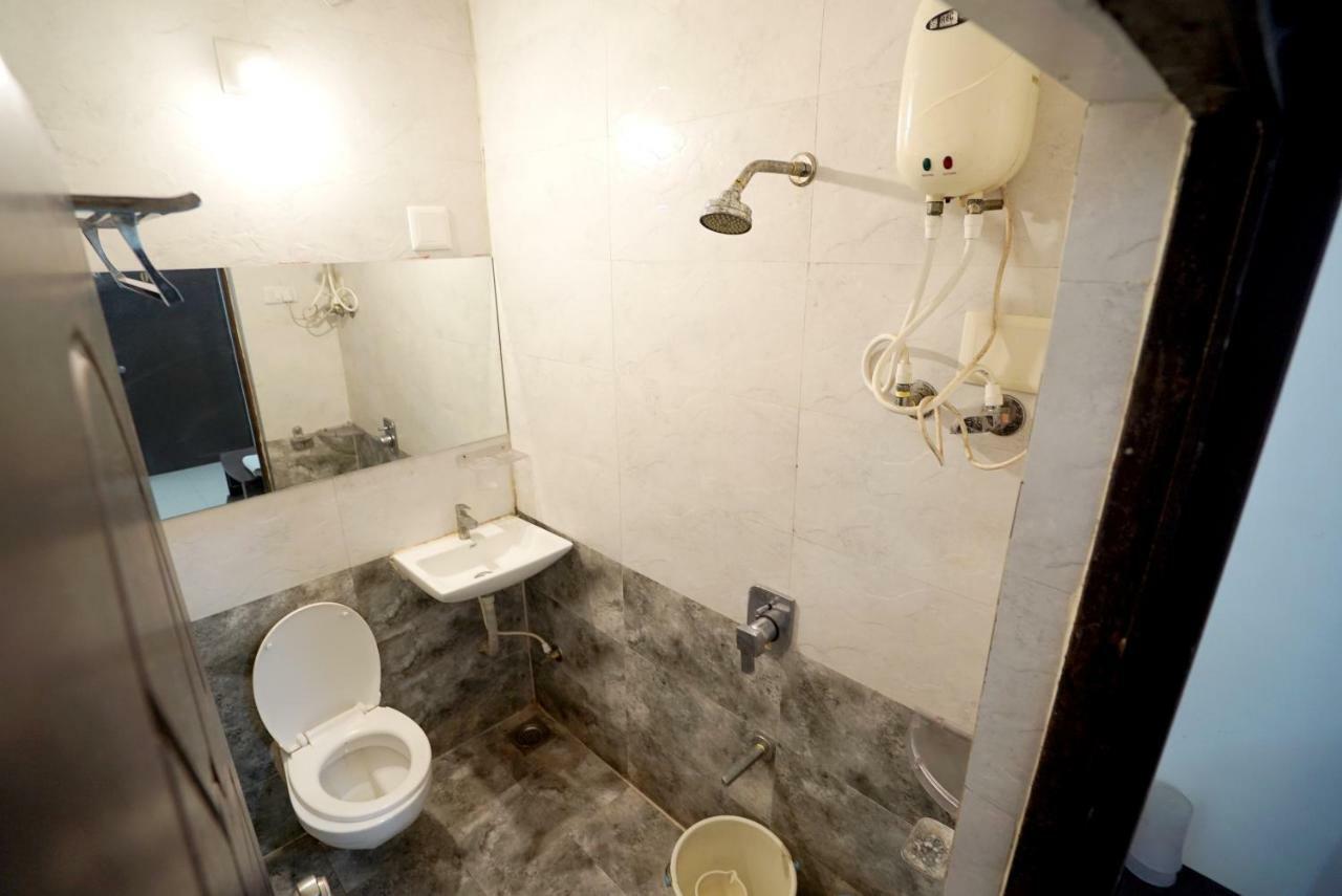 Hotel Royal อาเมดาบัด ภายนอก รูปภาพ
